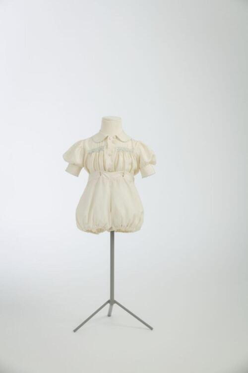Ecrukleurig zijden babyensemble bestaande uit blouse en broek