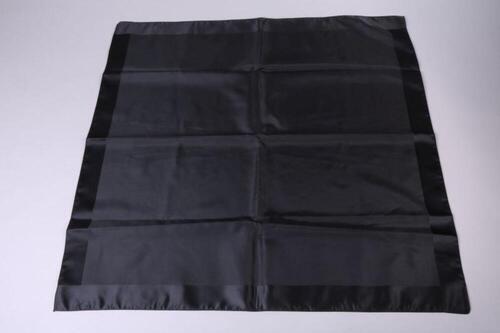 Zwarte, vierkante foulard, in synthetische zijde