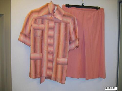 Ensemble in roze linnen bestaande uit rok en blouse