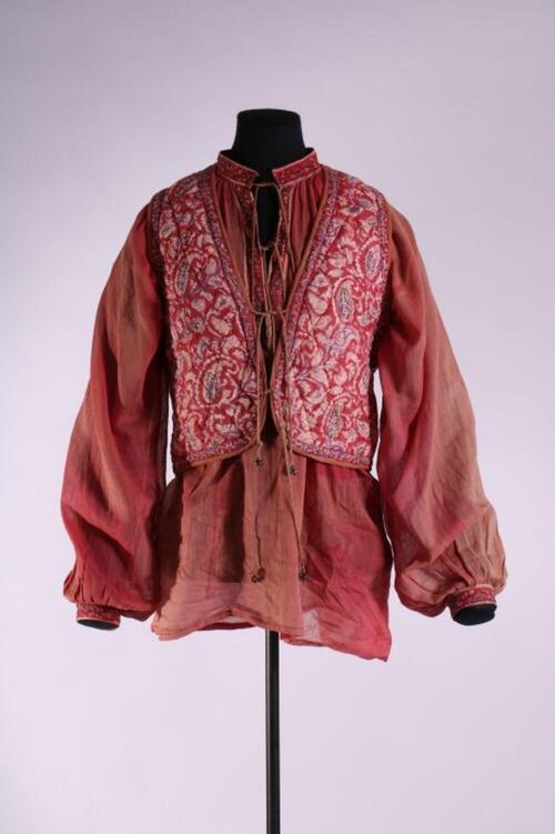 Blouse in roestkleurig katoen met bijhorend gilet in roodkleurig kasjmier