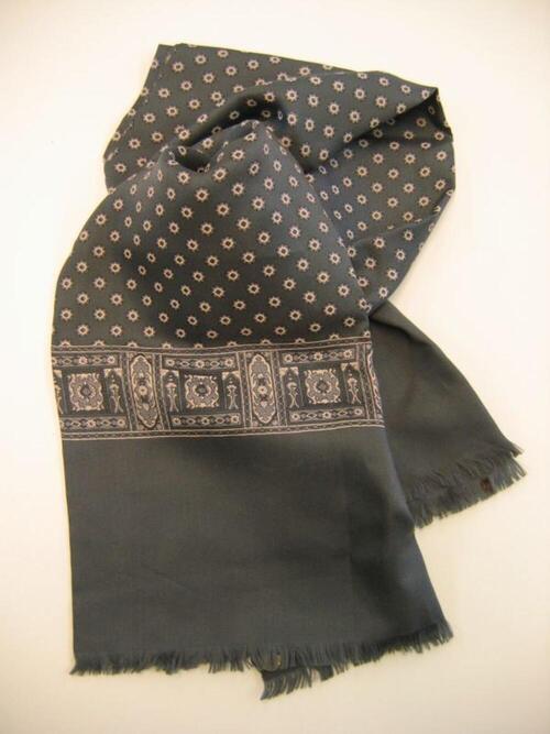 Foulard in grijze zijde met motief