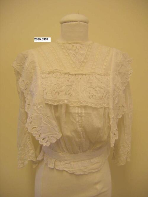 Blouse in witte batist versierd met broderie anglaise