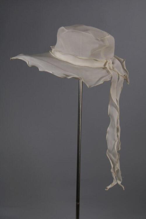 Hoed in ecrukleurige voile met hoge platte bol