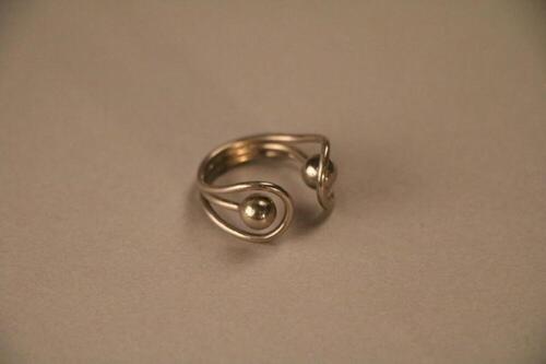 Open ring in witmetaal versierd met twee bollen