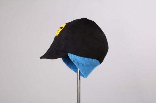 Pet in zwarte tricot met blauwe boord en geel logo
