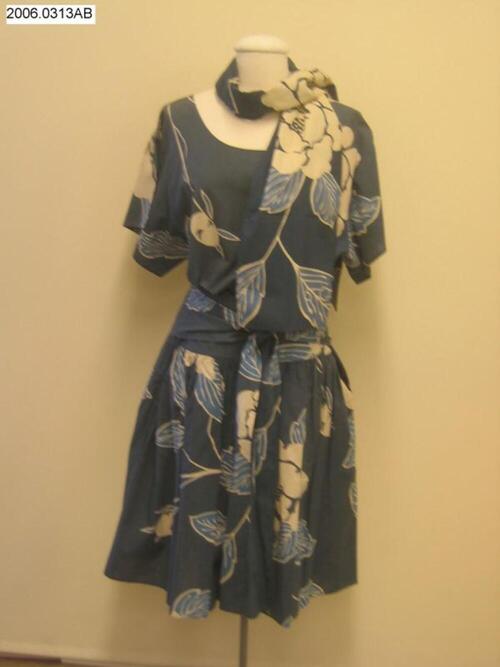 Blauw ensemble met witte bloemenprint bestaande uit tuniek, rok en riem