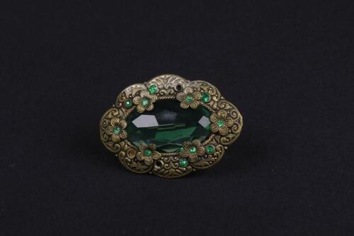 Broche in groen geslepen glas ingelegd in koper