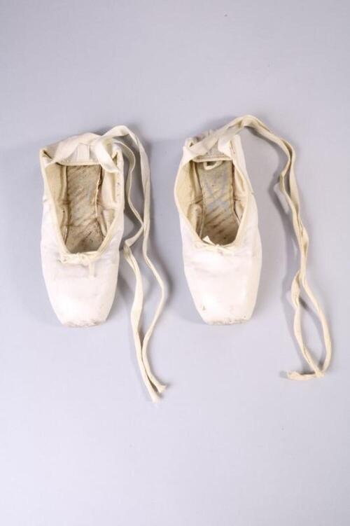Pointes in wit leer