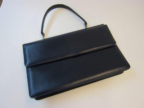 Handtas in donkerblauw leer met handvat