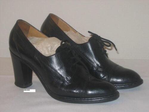 Veterschoenen in zwart leer met hoge, zware hak en vetersluiting