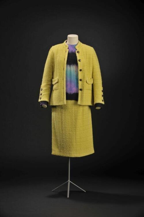 Ensemble in citroengele tweed bestaande uit rok, jasje, blouse en foulard