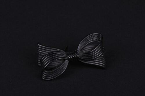 Broche in zwarte plastic in strikvorm