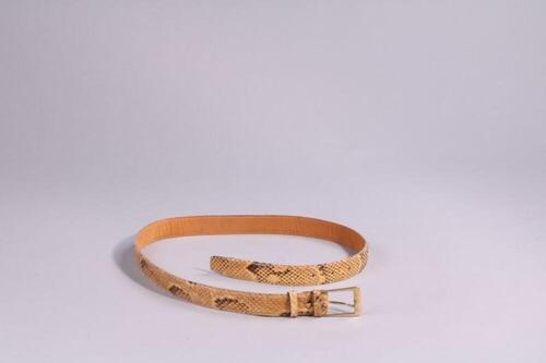Riem in lichtbruin slangenleer met goudkleurige gesp