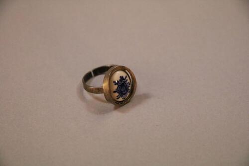 Ring in zilverkleurig metaal versierd met ingelegde steen in Delfts blauw