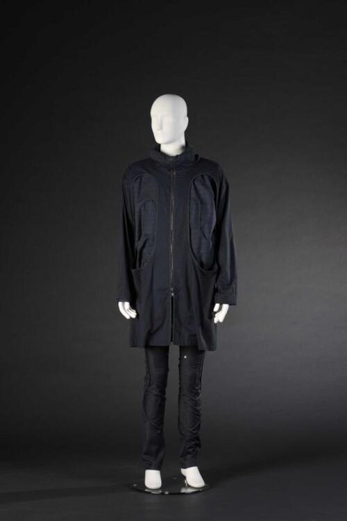 Ensemble bestaande uit donkerblauwe parka en donkerblauwe, geruite, lange broek