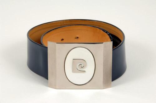Riem in donkerblauw lakleer met zilverkleurige gesp