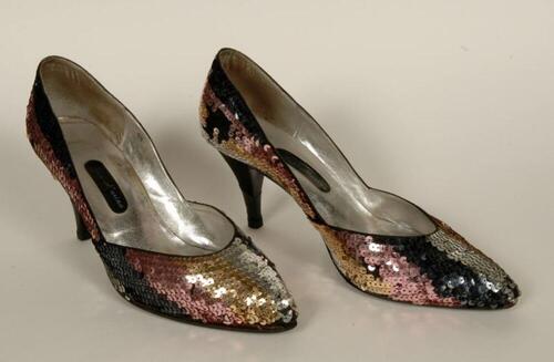 Pumps in zwart leer versierd met zilveren, gouden, roze en zwarte pailletten