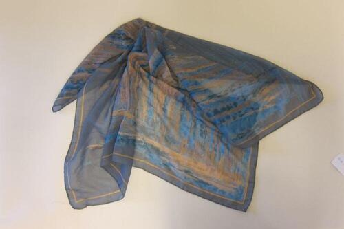 Foulard in grijze kleur met blauwe en bruine schakeringen