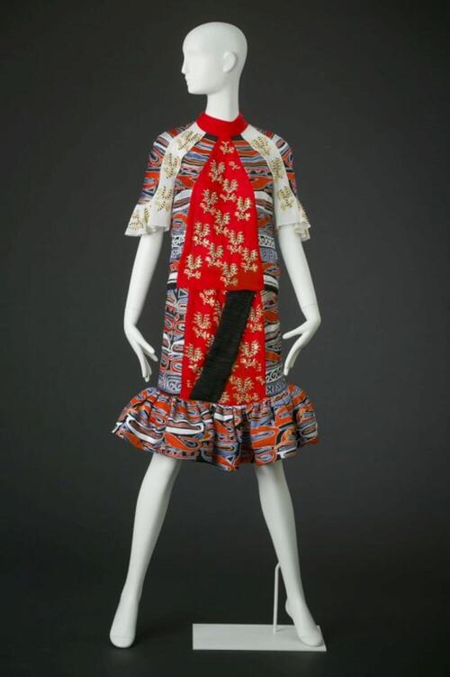 Ensemble bestaande uit een rok en een blouse in rood, zwart en ecrukleurige printen in zijde