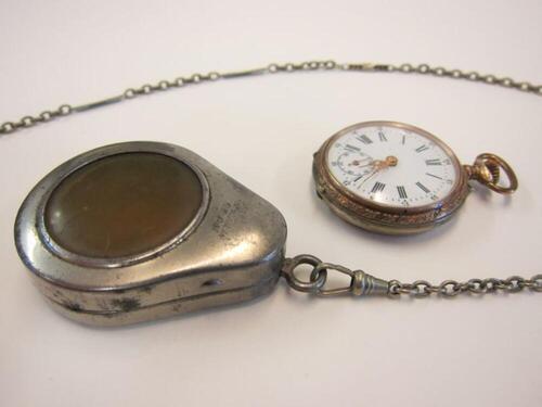 Ensemble bestaande uit zakhorloge en witmetalen houder met ketting