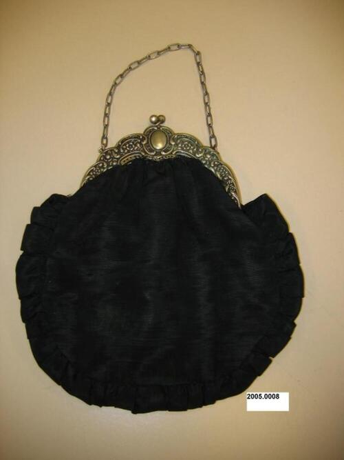 Handtas in zwarte ottoman met metalen beugel en korte ketting