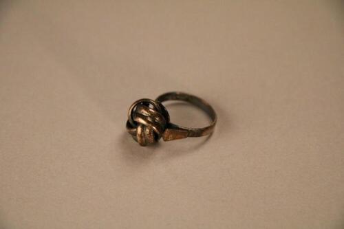 Ring in metaal versierd met knoop