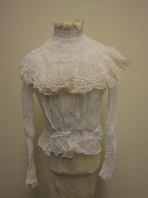 Communieensemble in witte batist bestaande uit rok, blouse, halsboord, communiebeurs en…