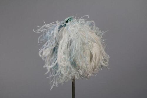 Diadeem in witte en lichtblauwe struisvogelveren