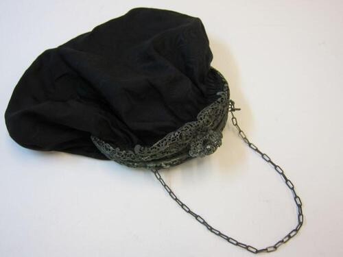 Handtas in zwarte moiré met filigraanbeugel en ketting