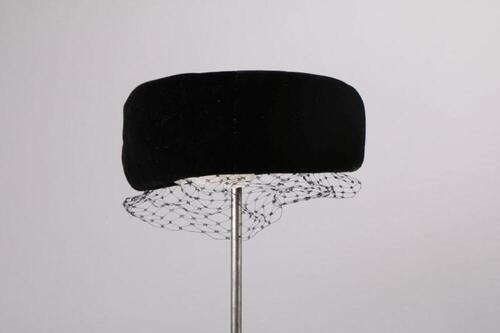 Hoed in zwarte fluweel met zwarte voilette