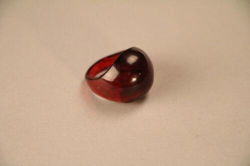 Brede ring in rood been