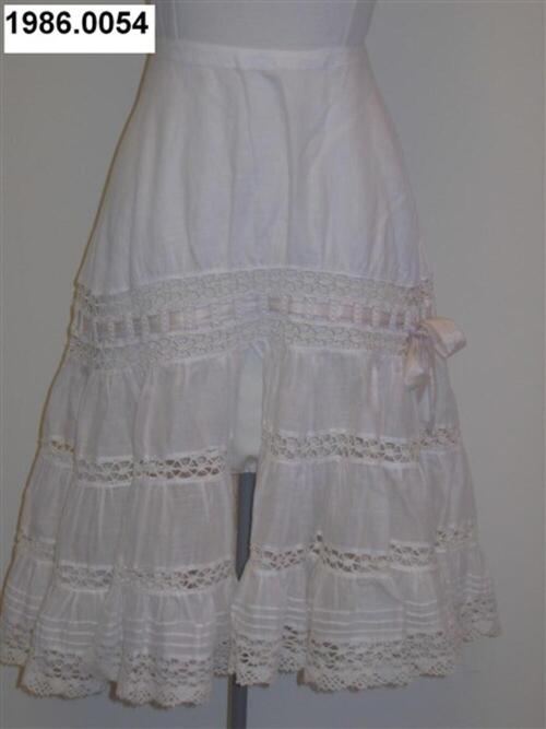 Open onderbroek met pijpjes, model tussen broek en rok