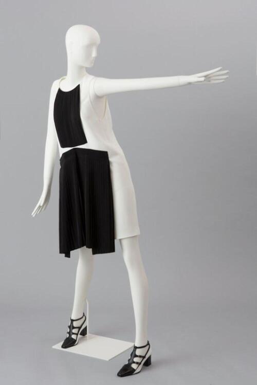 Ensemble bestaande uit jurk in witte viscose met zwarte zijden versiering op de voorkant en pumps