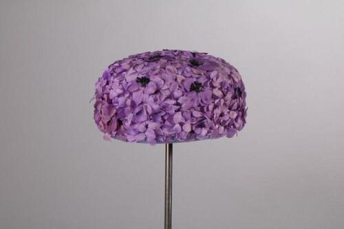 Hoed in mauve crêpe met mauve bloemen en zwarte stampers