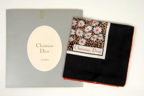 Foulard in zwarte zijde met bloemenprint met originele verpakking
