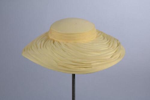 Hoed in lichtgele gedrapeerde nylon