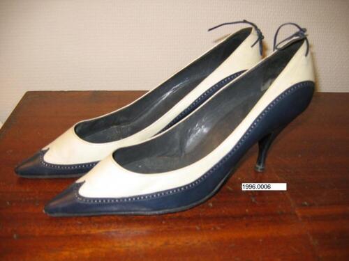Schoenen in wit en blauw leer met fijne naaldhak en puntige neus