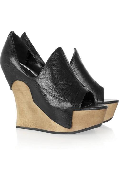 Schoenen in zwart leer met houten sleehak
