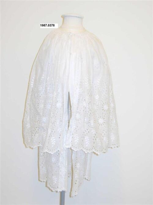 Doopmantel in ecrukleurig linnen in broderie anglaise