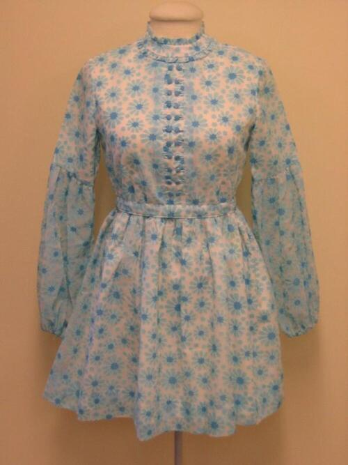 Jurk in witte voile met blauwe bedrukking van bloemen