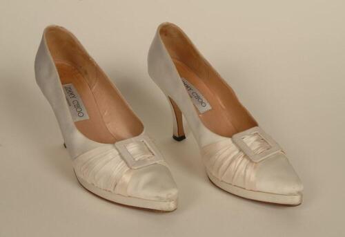 Schoenen in witte zijde met gesp