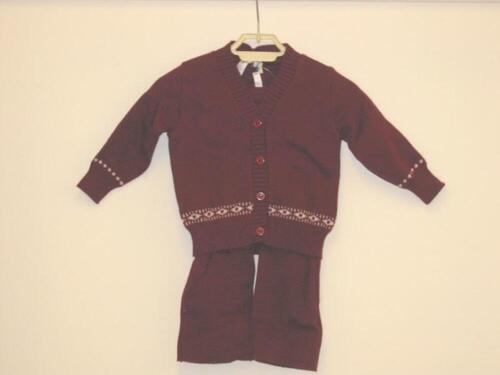 ensemble in bordeaux synthetische stof bestaande uit broek en cardigan