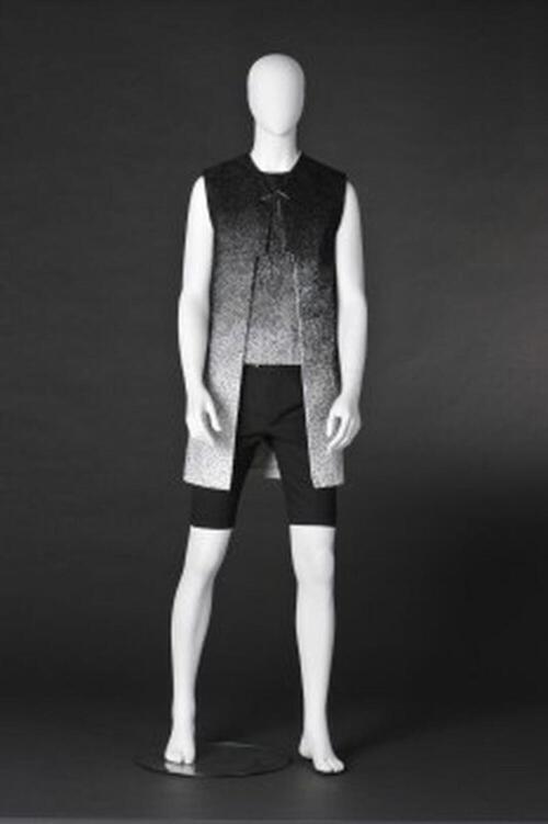 Ensemble bestaande uit zwarte short, wit-zwarte blouse en gilet
