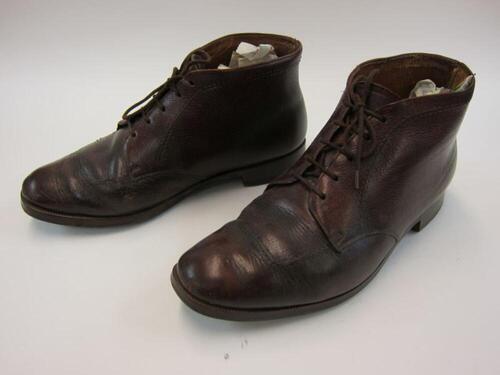 Paar hoge veterschoenen in bruin leer