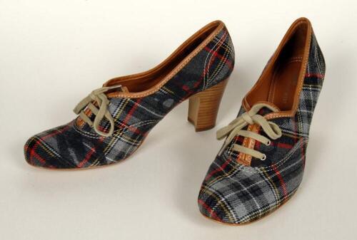 Schoenen in zwart, grijs, rood en geel geruite stof en hak in bruin hout