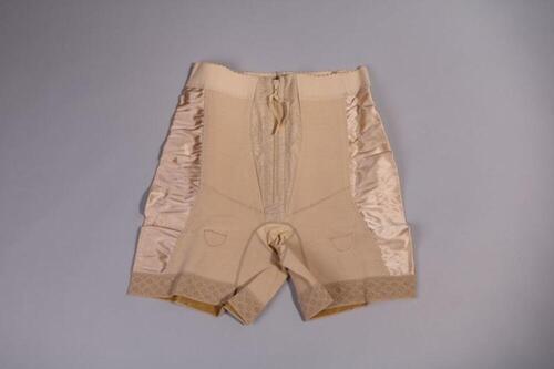 Ensemble bestaande uit huidskleurige pantybroek met korte pijpen en productverpakking