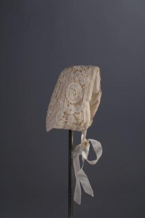 Ensemble bestaande uit jurk, mantel, slab en muts