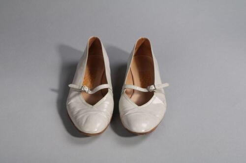 Platte schoenen met een wreefriem in lichtgrijs lakleer
