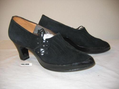 Schoenen in zwarte suède met zijdelingse vetersluiting
