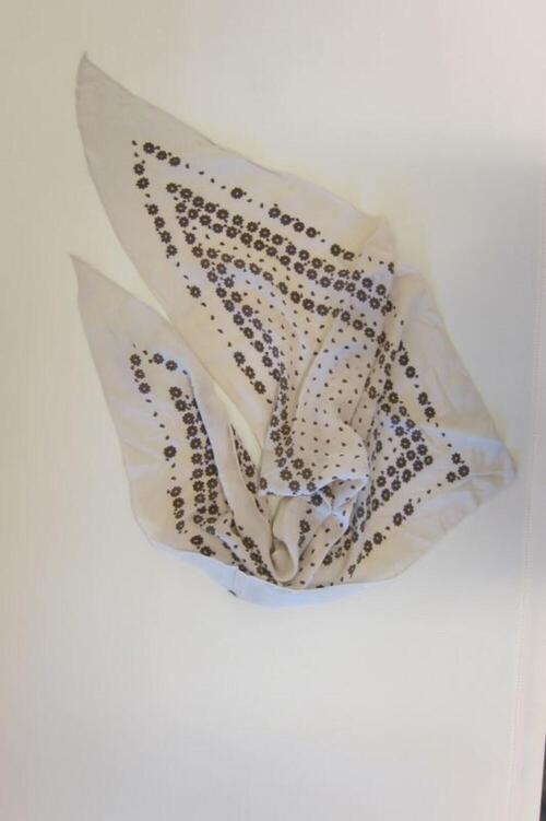 Foulard in beige crêpe met bruine bloemen